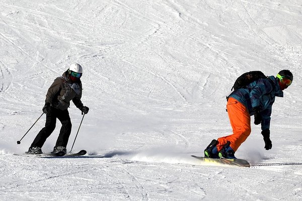 École de snowboard en haute-savoie : progressez avec des pros